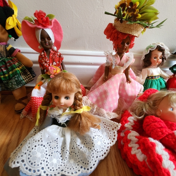 Collection of eight multi-cultural dolls - Picture 3 of 4